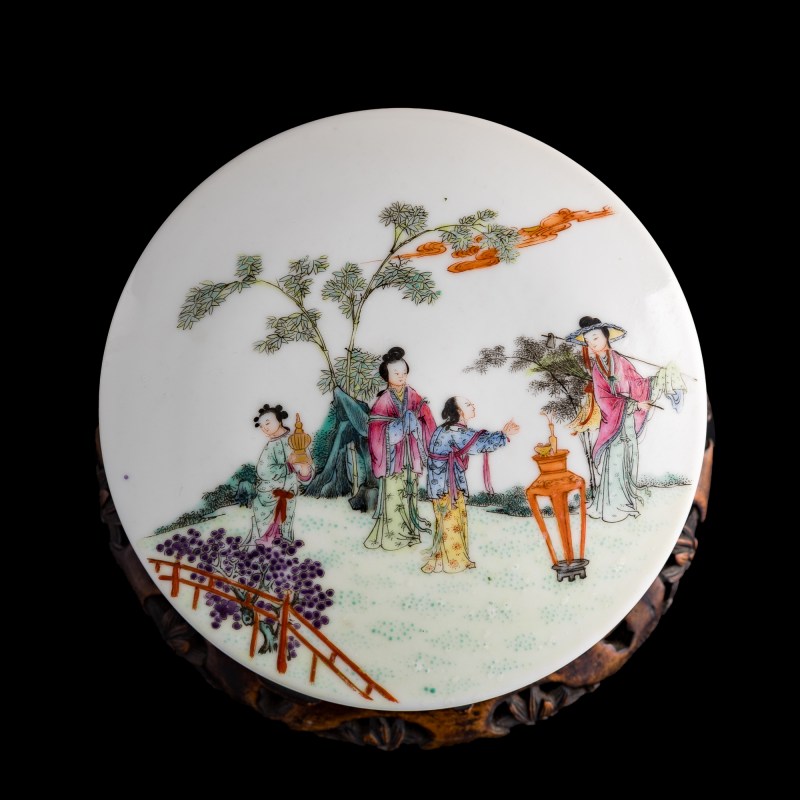 民國 麟趾呈祥粉彩嬰戲蓋盒（附木座） | A Chinese famille rose covered 'boys' box, Republic period - 图5