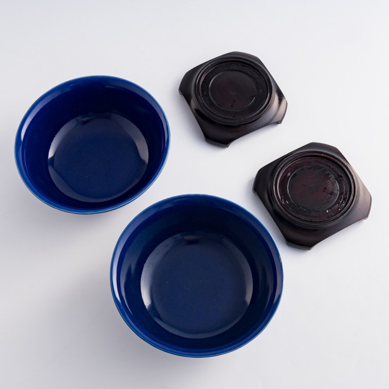 清光緒 祭藍釉碗一對（附硬木座及錦盒） | A pair of Chinese sacrificial-blue-glazed bowls, Guangxu period, Qing dynasty - 图8