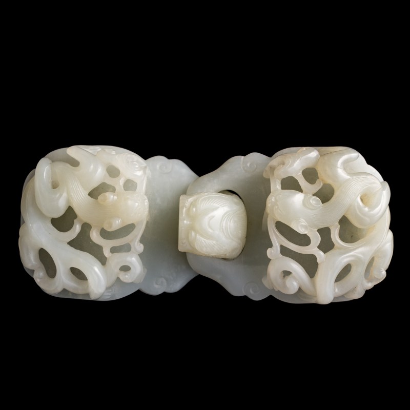 十八世紀 白玉螭龍紋帶扣（附硬木座） | A Chinese white jade 'chilong' belt buckle, 18th century - 图5