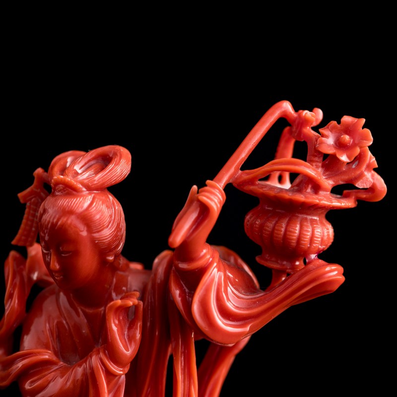 二十世紀早 珊瑚雕仕女像 | A Chinese carved coral figure of a court lady, early 20th century - 图7