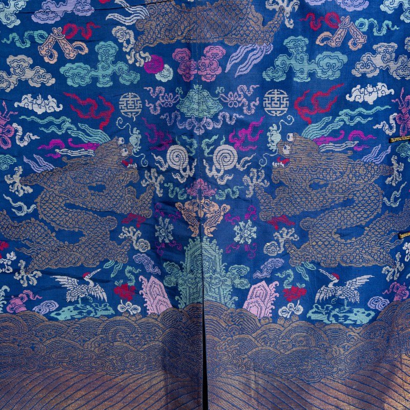 十九世紀 藍地織錦龍袍 | A Chinese blue-ground brocade dragon robe, 19th century - 图8