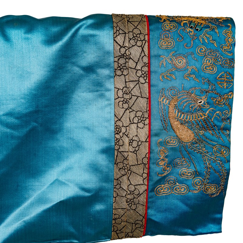 十九世紀晚 湖藍緞地粵綉庭院人物女褂 | A Chinese pale blue satin Canton-embroidered figural woman's jacket, late 19th century - 图3