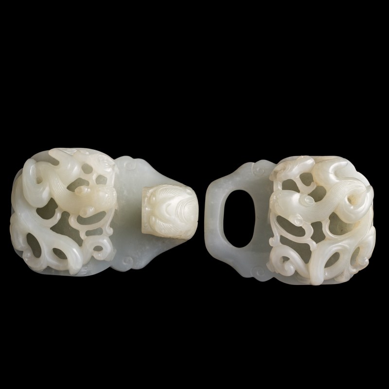 十八世紀 白玉螭龍紋帶扣（附硬木座） | A Chinese white jade 'chilong' belt buckle, 18th century - 图6