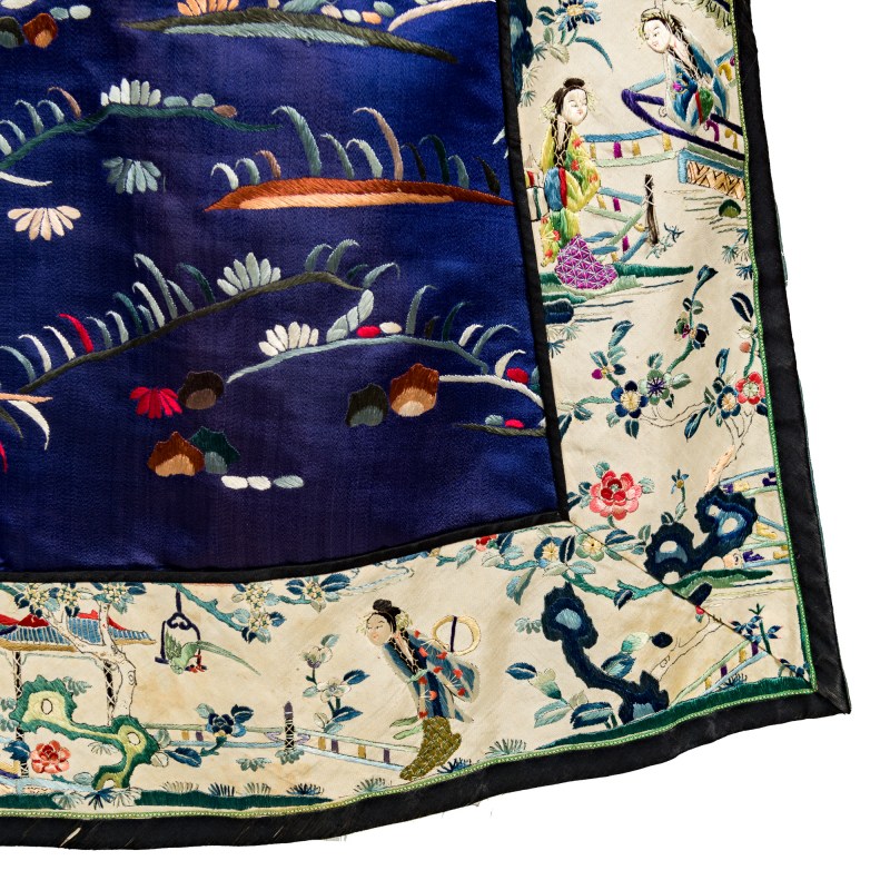 十九世紀 藍地刺綉人物女褂 | A Chinese blue-ground embroidered figural woman's jacket, 19th century - 图8