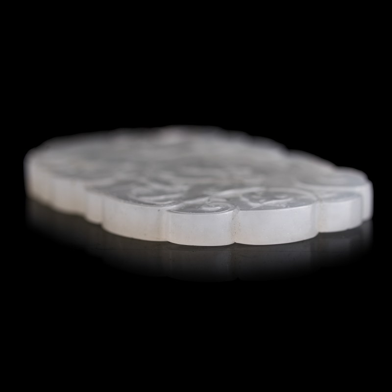 十八世紀 白玉夔龍牌（附硬木座） | A Chinese white jade 'kui dragon' plaque, 18th century - 图9