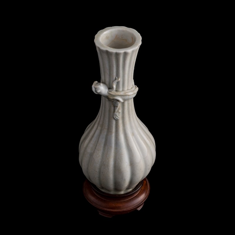 十八世紀 德化窑盤螭龍瓜楞瓶（附木座） | A Chinese Dehua lobed 'chilong' vase, 18th century - 图6