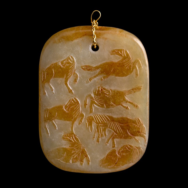 十八世紀 玉留皮巧雕八駿圖牌 | A Chinese russet-skin jade 'Eight Horses' plaque, 18th century - 图1
