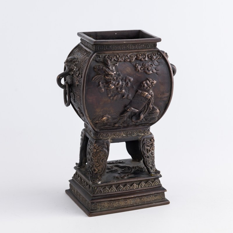 十八世紀 銅人物四足熏爐 | A Chinese bronze four-legged figural censer, 18th century - 图3