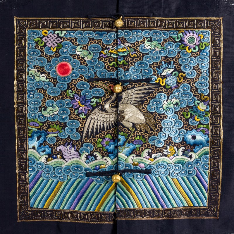 十九世紀早 黑紗地一品文官仙鶴補子常服袍 | A Chinese black gauze court robe with first-rank crane badge, early 19th century - 图3