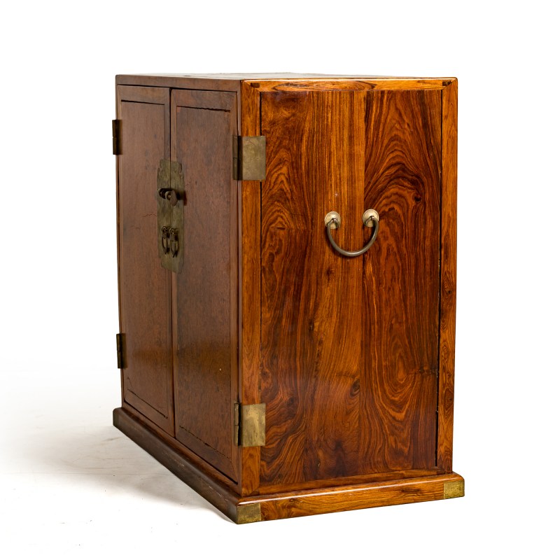 黃花梨癭木面雙門櫃 | A Chinese huanghuali two-door cabinet with burlwood panels - 图5