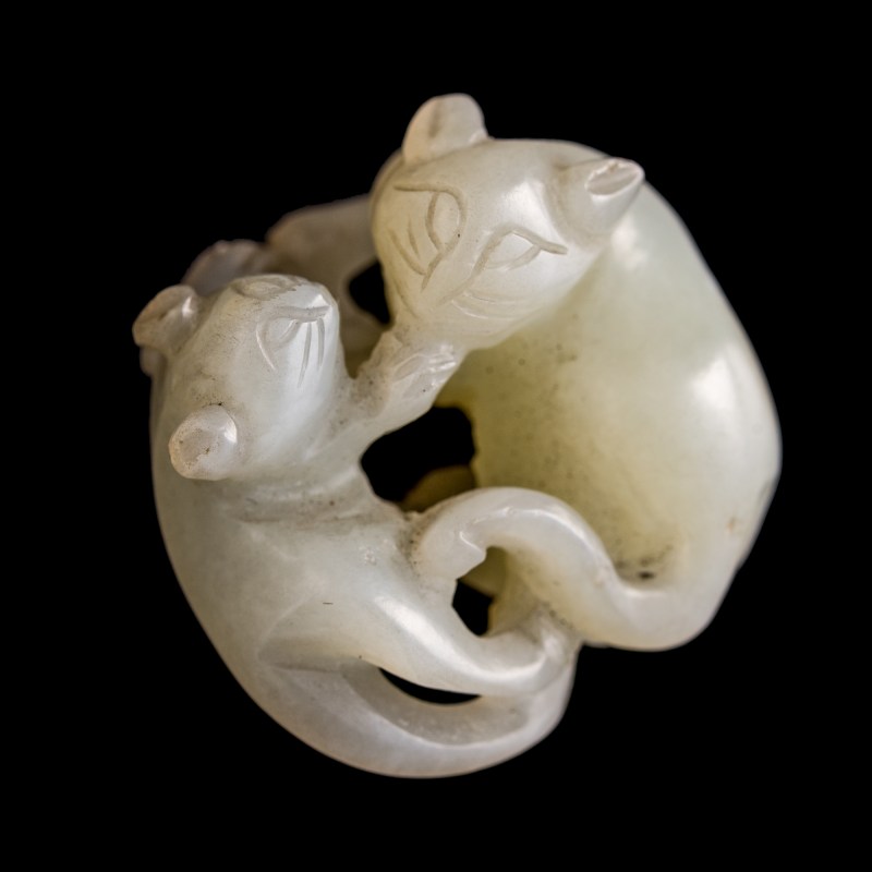 十九世紀早 白玉雙歡挂墜 | A Chinese white jade 'double badger' pendant, early 19th century