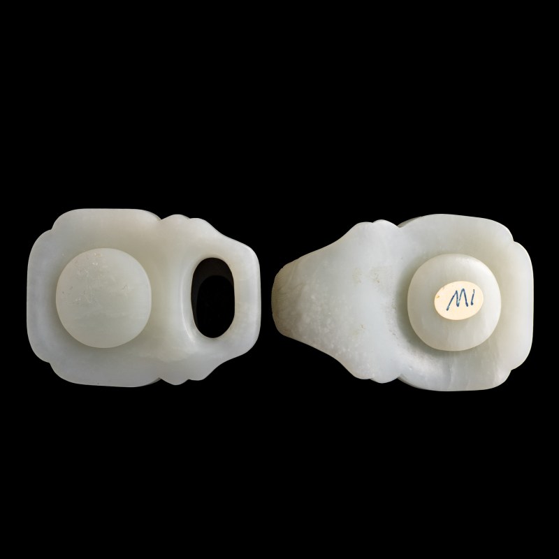 十八世紀 白玉螭龍紋帶扣（附硬木座） | A Chinese white jade 'chilong' belt buckle, 18th century - 图7
