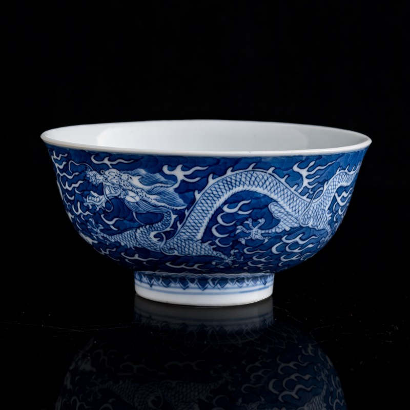 清光緒 青花地留白龍紋碗（附錦盒） | A Chinese blue-ground and white-reserved 'dragon' bowl, Guangxu period, Qing dynasty - 图3