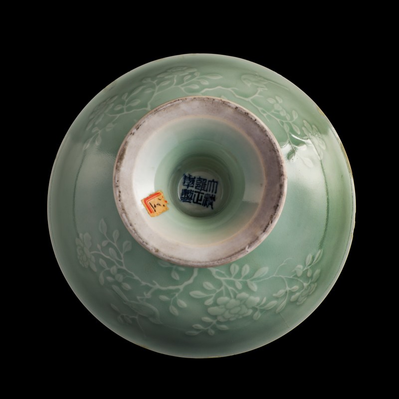 清雍正 豆青釉印花高足碗 | A Chinese celadon-glazed 'flower' stem bowl, Yongzheng period, Qing dynasty - 图7