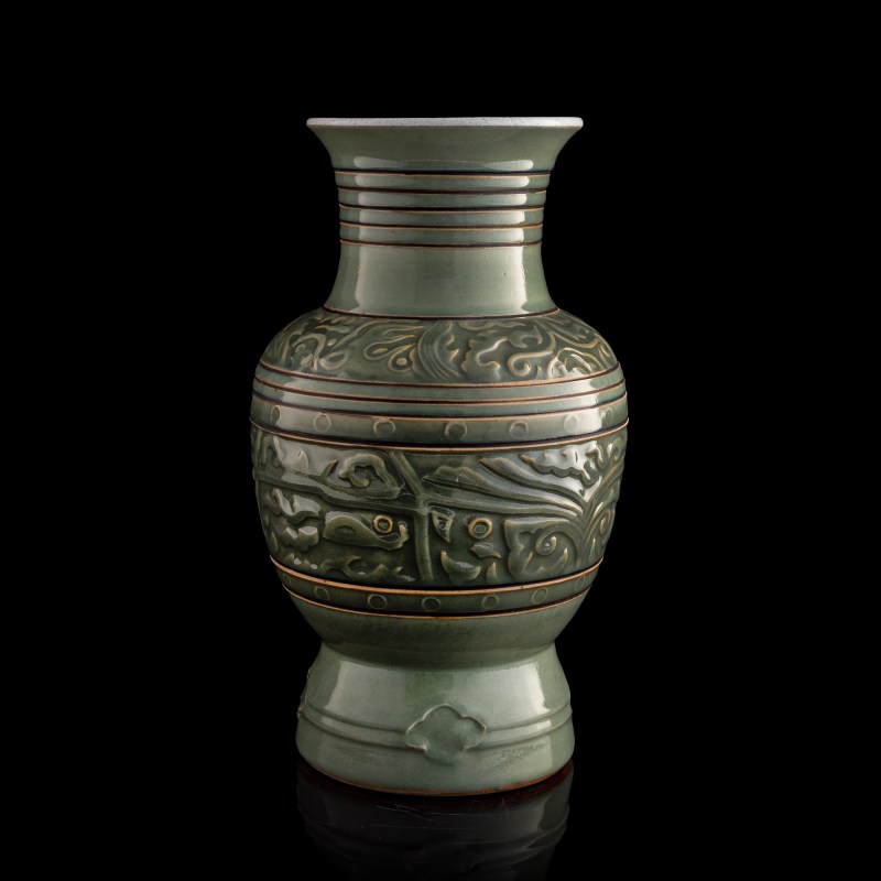 十九世紀 青釉印花玹紋尊 | A Chinese molded celadon-glazed ribbed zun vase, 19th century - 图1