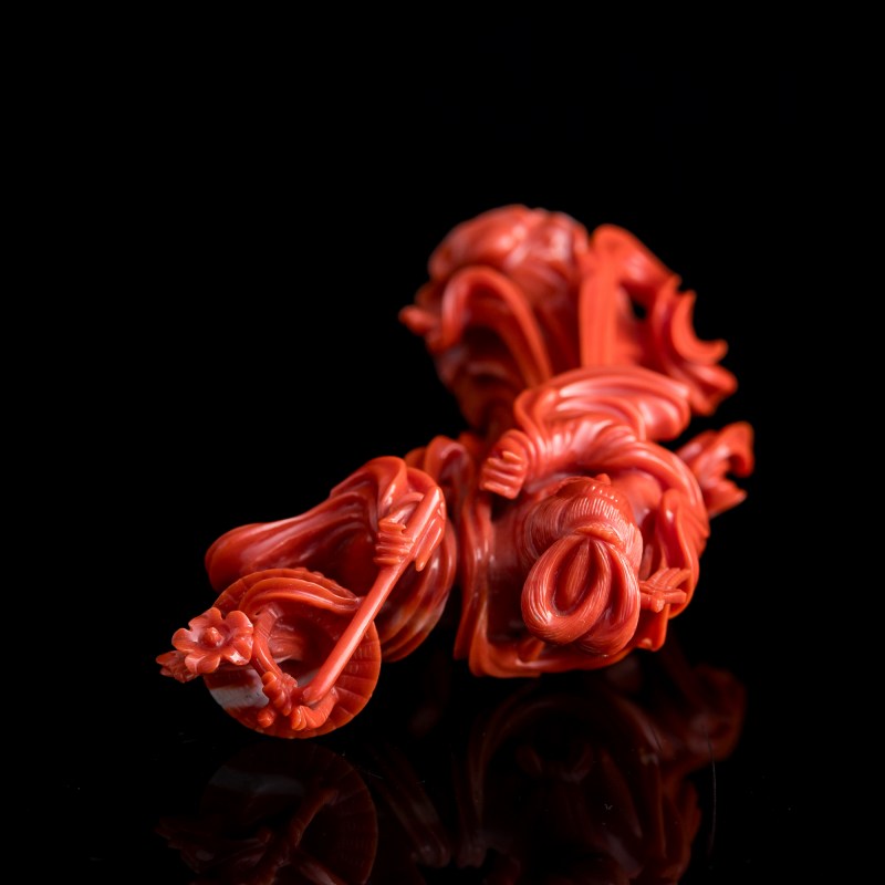 二十世紀早 珊瑚雕仕女像 | A Chinese carved coral figure of a court lady, early 20th century - 图8