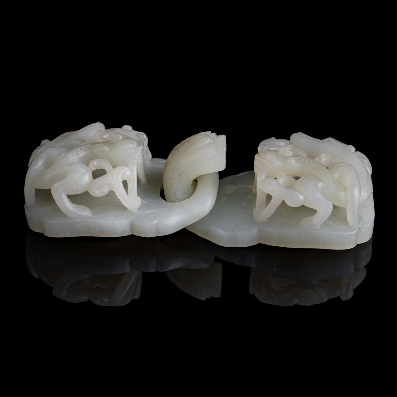 十八世紀 白玉螭龍紋帶扣（附硬木座） | A Chinese white jade 'chilong' belt buckle, 18th century - 图8