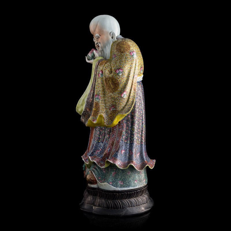 民國 魏洪泰制粉彩瓷塑壽星（附原配硬木座） | A Chinese famille rose Shouxing figure, by Wei Hongtai, Republic period - 图2