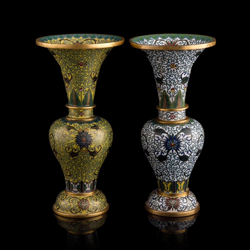 民國 老天利款掐絲珐琅花觚兩件（附錦盒） | Two Chinese cloisonné enamel gu vases, Republic period - 图3