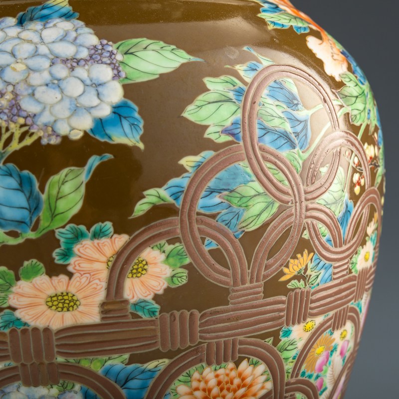 十九世紀 褐地粉彩花卉魚簍尊 | A Chinese brown-ground famille rose enameled vase, 19th century - 图5