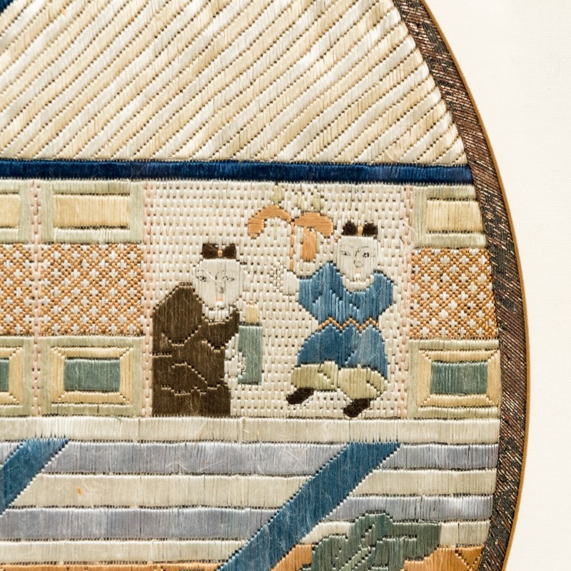 十九世紀 打籽綉百子圖圓形綉片 | A Chinese seed-stitched 'Hundred Boys' roundel, 19th century - 图5