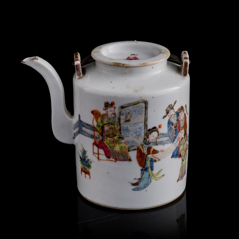 清道光 粉彩人物壺 | A Chinese famille rose 'figural' teapot, Daoguang period, Qing dynasty - 图1