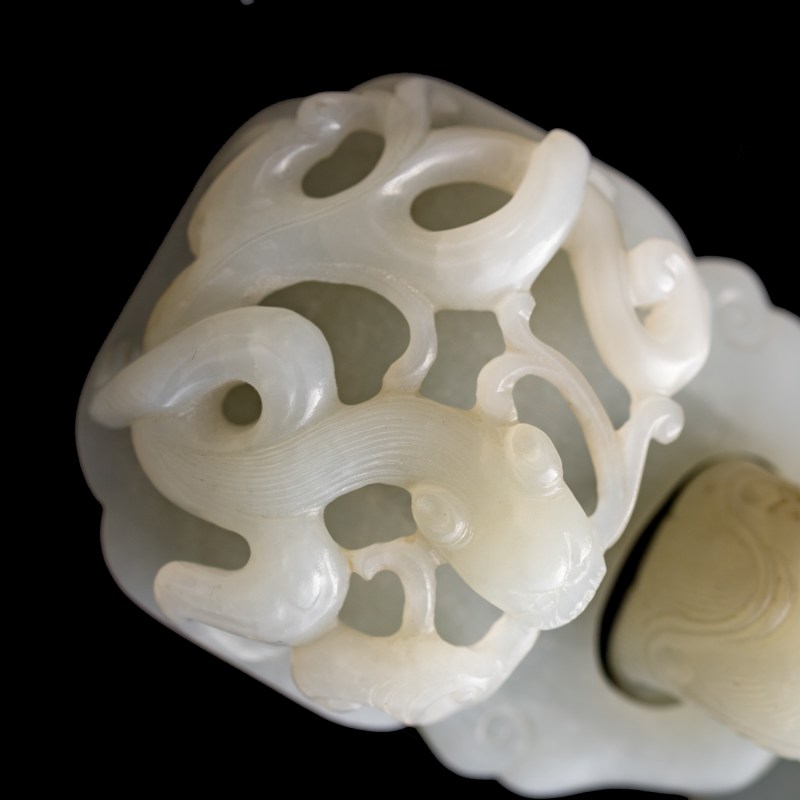 十八世紀 白玉螭龍紋帶扣（附硬木座） | A Chinese white jade 'chilong' belt buckle, 18th century - 图9