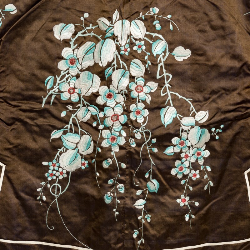 十九世紀晚 咖緞刺綉花卉女襖 | A Chinese brown satin embroidered floral woman's jacket, late 19th century - 图6