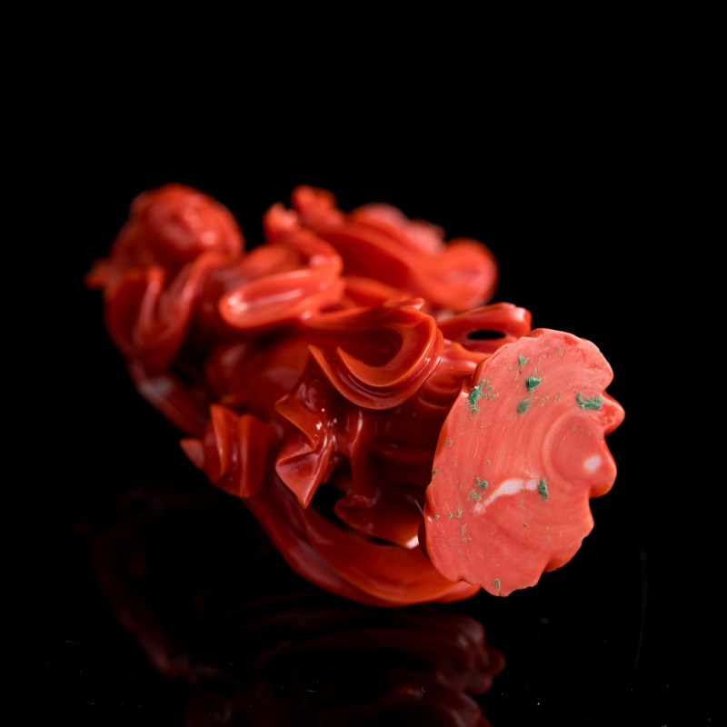 二十世紀早 珊瑚雕仕女像 | A Chinese carved coral figure of a court lady, early 20th century - 图9