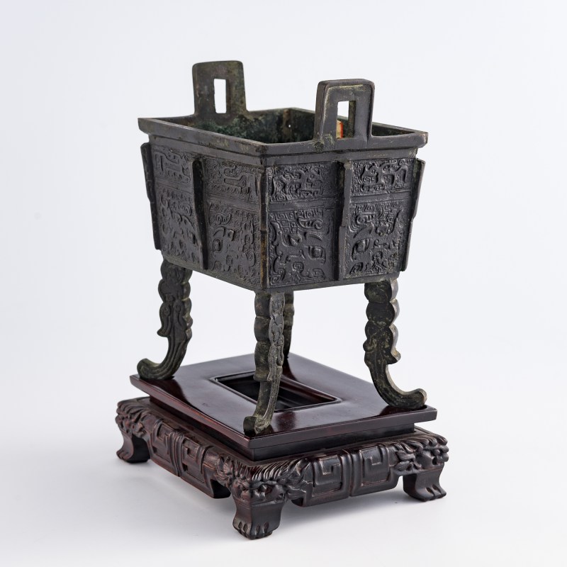 明代 銅方鼎（附硬木座） | A Chinese bronze square ding, Ming dynasty - 图3