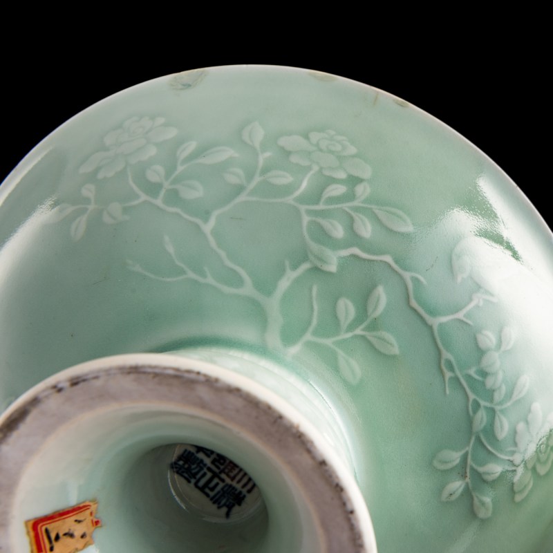清雍正 豆青釉印花高足碗 | A Chinese celadon-glazed 'flower' stem bowl, Yongzheng period, Qing dynasty - 图8