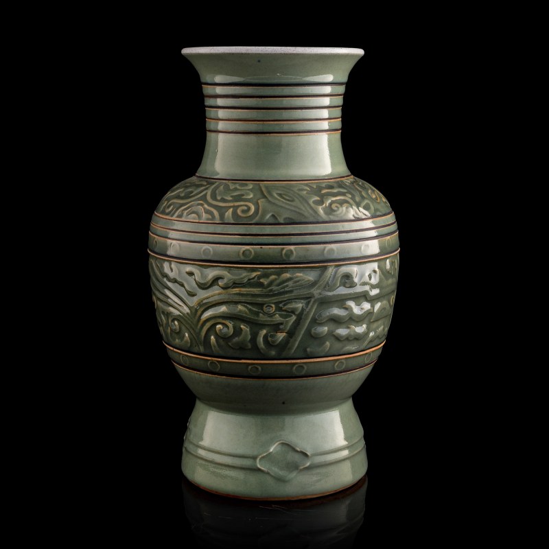 十九世紀 青釉印花玹紋尊 | A Chinese molded celadon-glazed ribbed zun vase, 19th century - 图2