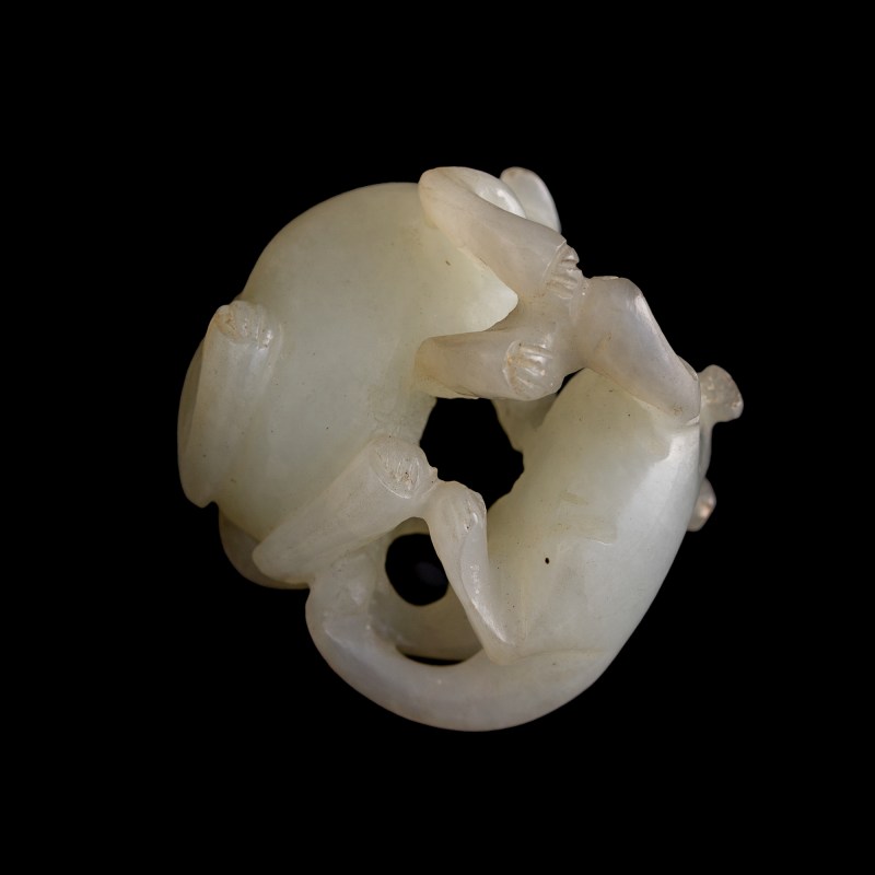 十九世紀早 白玉雙歡挂墜 | A Chinese white jade 'double badger' pendant, early 19th century - 图2