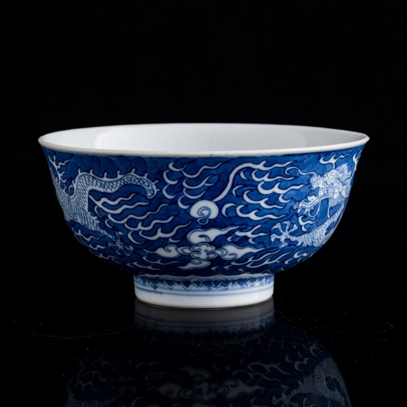 清光緒 青花地留白龍紋碗（附錦盒） | A Chinese blue-ground and white-reserved 'dragon' bowl, Guangxu period, Qing dynasty - 图4