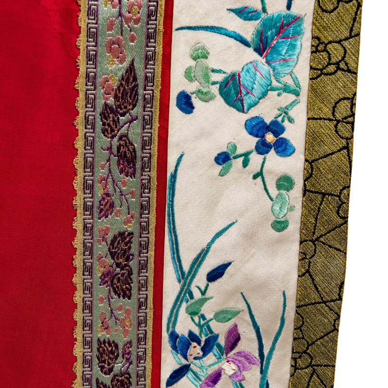 十九世紀 紅綢鑲刺綉花蝶紋女袍 | A Chinese red silk woman's robe embroidered with flowers and butterflies, 19th century - 图5