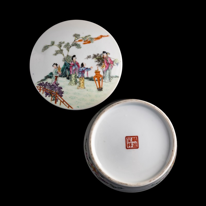 民國 麟趾呈祥粉彩嬰戲蓋盒（附木座） | A Chinese famille rose covered 'boys' box, Republic period - 图7