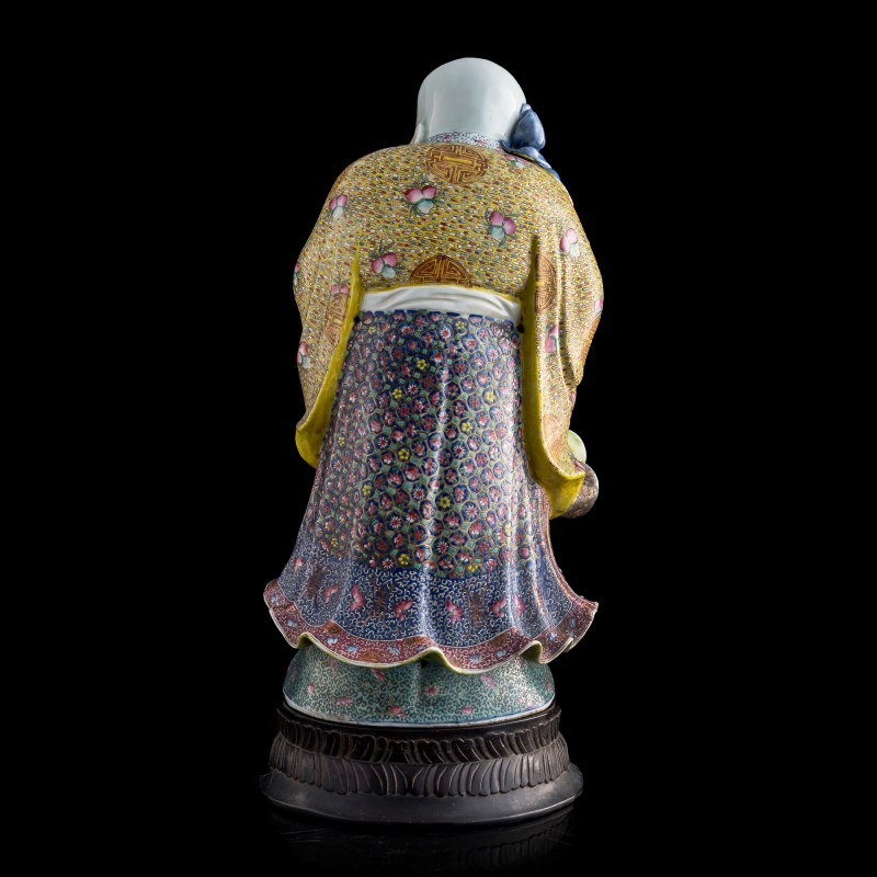 民國 魏洪泰制粉彩瓷塑壽星（附原配硬木座） | A Chinese famille rose Shouxing figure, by Wei Hongtai, Republic period - 图3