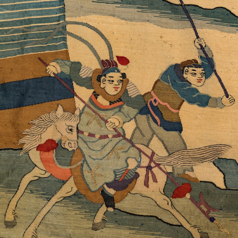 十九世紀 緙絲刀馬人物綉片及刺綉龍旗 | A Chinese kesi warrior panel and an embroidered dragon banner, 19th century - 图5