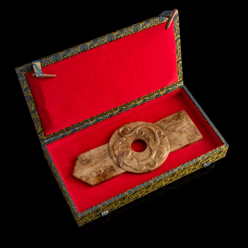 明代 玉螭龍圭壁（附錦盒） | A Chinese jade 'chilong' gui-form bi disc, Ming dynasty - 图7