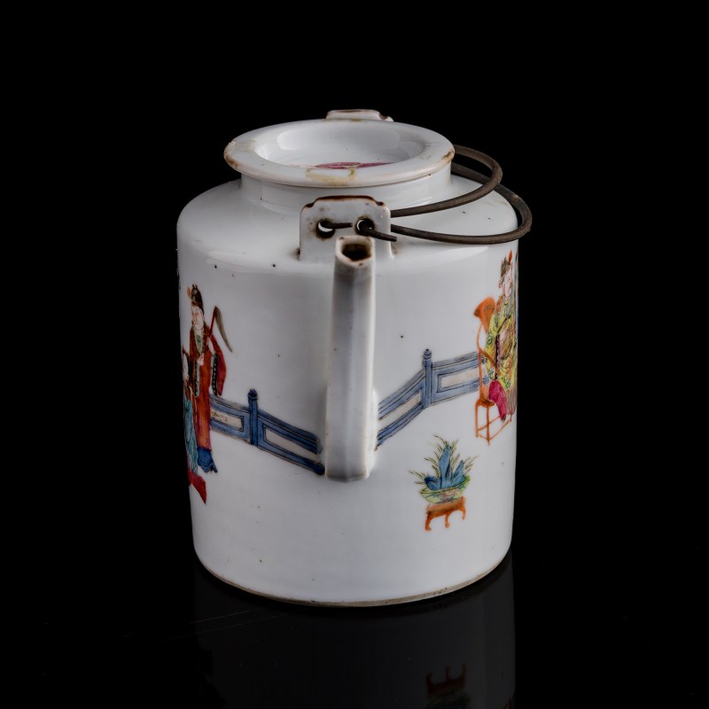 清道光 粉彩人物壺 | A Chinese famille rose 'figural' teapot, Daoguang period, Qing dynasty - 图2
