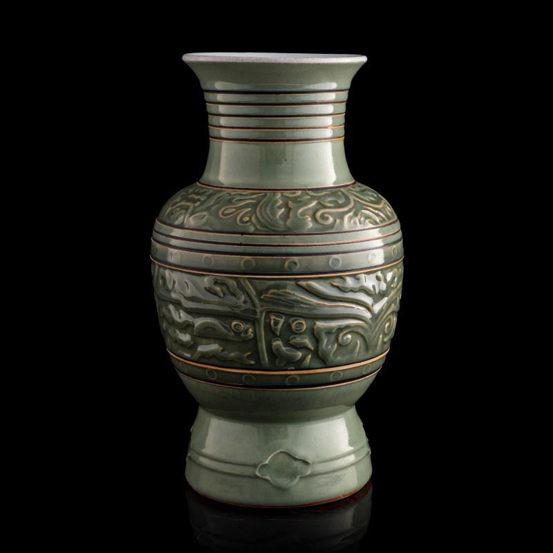 十九世紀 青釉印花玹紋尊 | A Chinese molded celadon-glazed ribbed zun vase, 19th century - 图3
