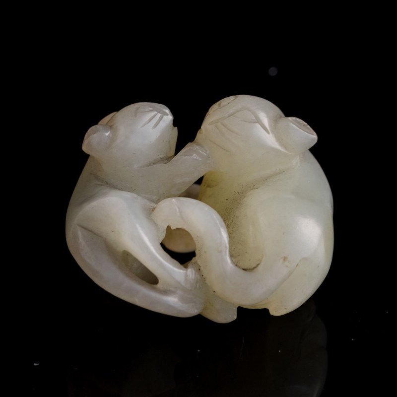 十九世紀早 白玉雙歡挂墜 | A Chinese white jade 'double badger' pendant, early 19th century - 图3