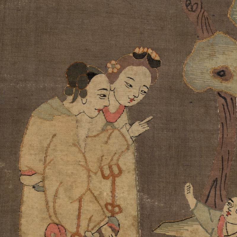 十九世紀 緙絲仕女童子立軸 | A Chinese kesi 'court lady' and 'boy' embroidery, 19th century - 图4