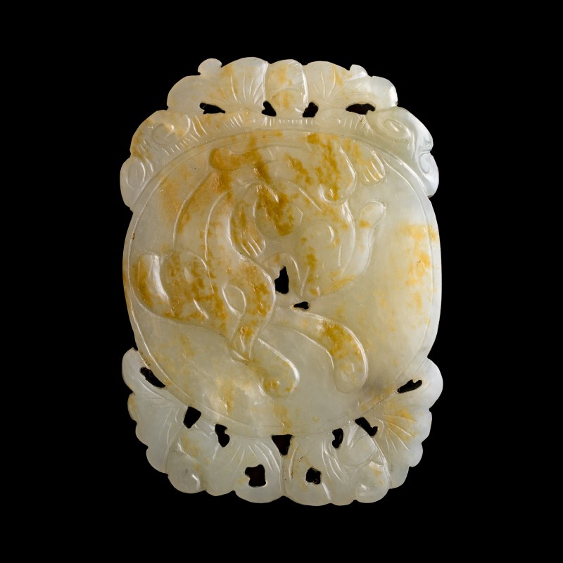 十九世紀 白玉留皮雕螭龍佩 | A Chinese white jade russet-skin 'chilong' pendant, 19th century - 图1