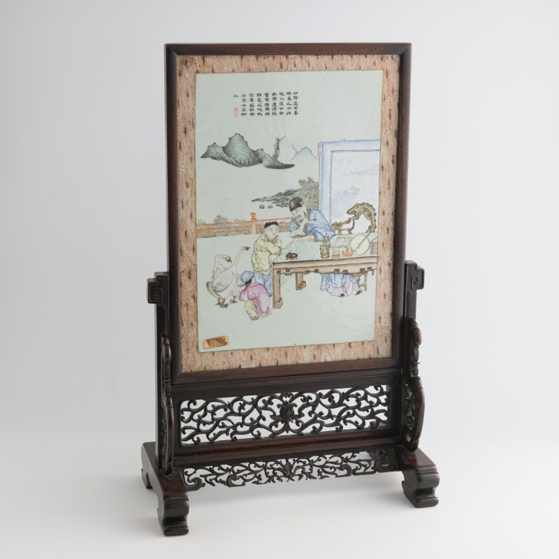 民國 木紋釉開窗粉彩羲之愛鵝瓷板插屏 | A Chinese wood-grain-glazed and famille rose porcelain plaque table screen, Republic period - 图1