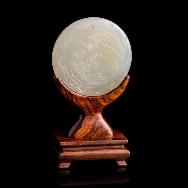 十八世紀 白玉仕女圖詩文圓牌（附木座） | A Chinese white jade 'court lady' and 'inscription' plaque, 18th century - 图1