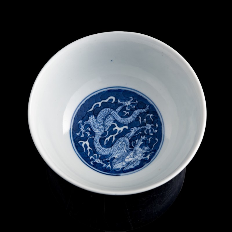清光緒 青花地留白龍紋碗（附錦盒） | A Chinese blue-ground and white-reserved 'dragon' bowl, Guangxu period, Qing dynasty - 图5