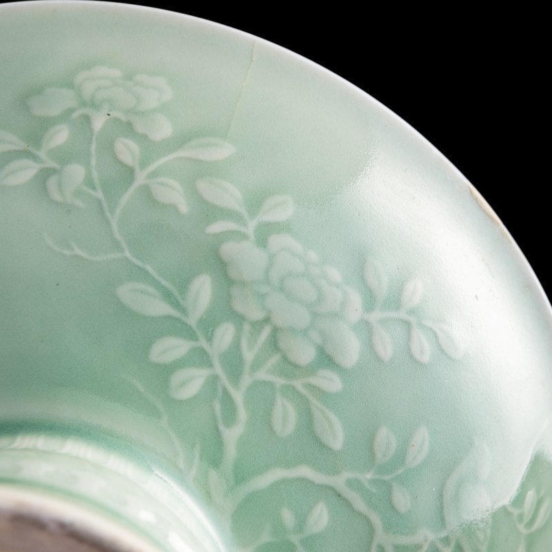 清雍正 豆青釉印花高足碗 | A Chinese celadon-glazed 'flower' stem bowl, Yongzheng period, Qing dynasty - 图9