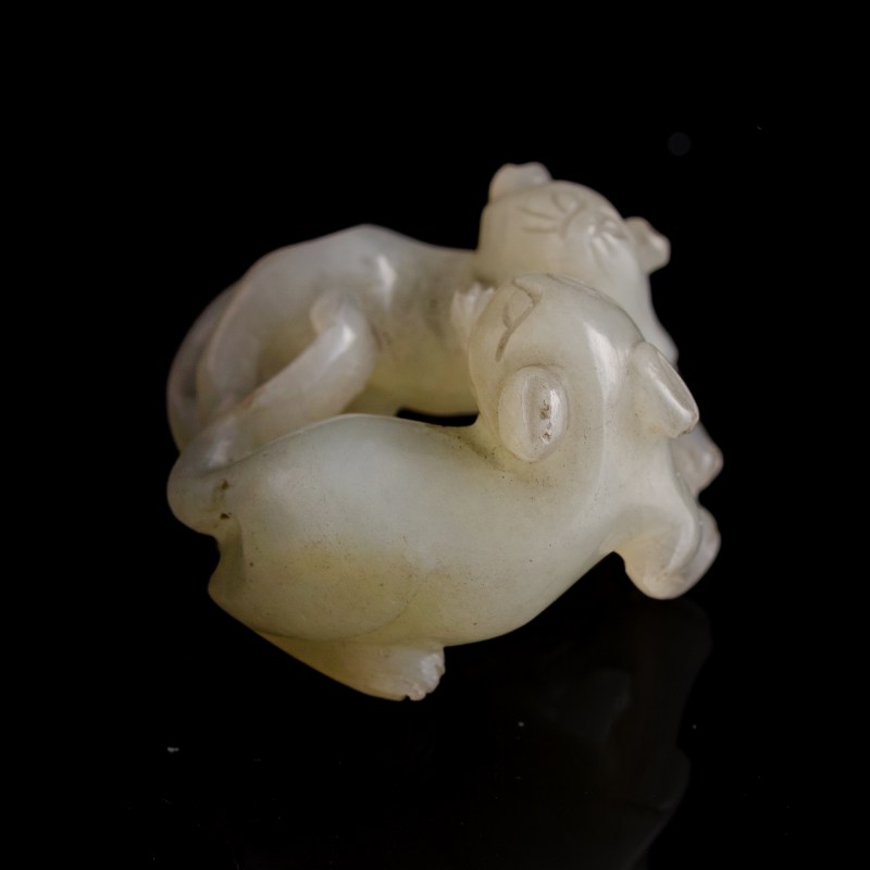 十九世紀早 白玉雙歡挂墜 | A Chinese white jade 'double badger' pendant, early 19th century - 图4