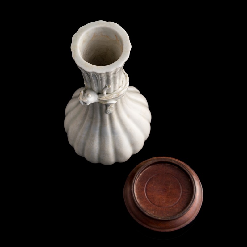 十八世紀 德化窑盤螭龍瓜楞瓶（附木座） | A Chinese Dehua lobed 'chilong' vase, 18th century - 图7
